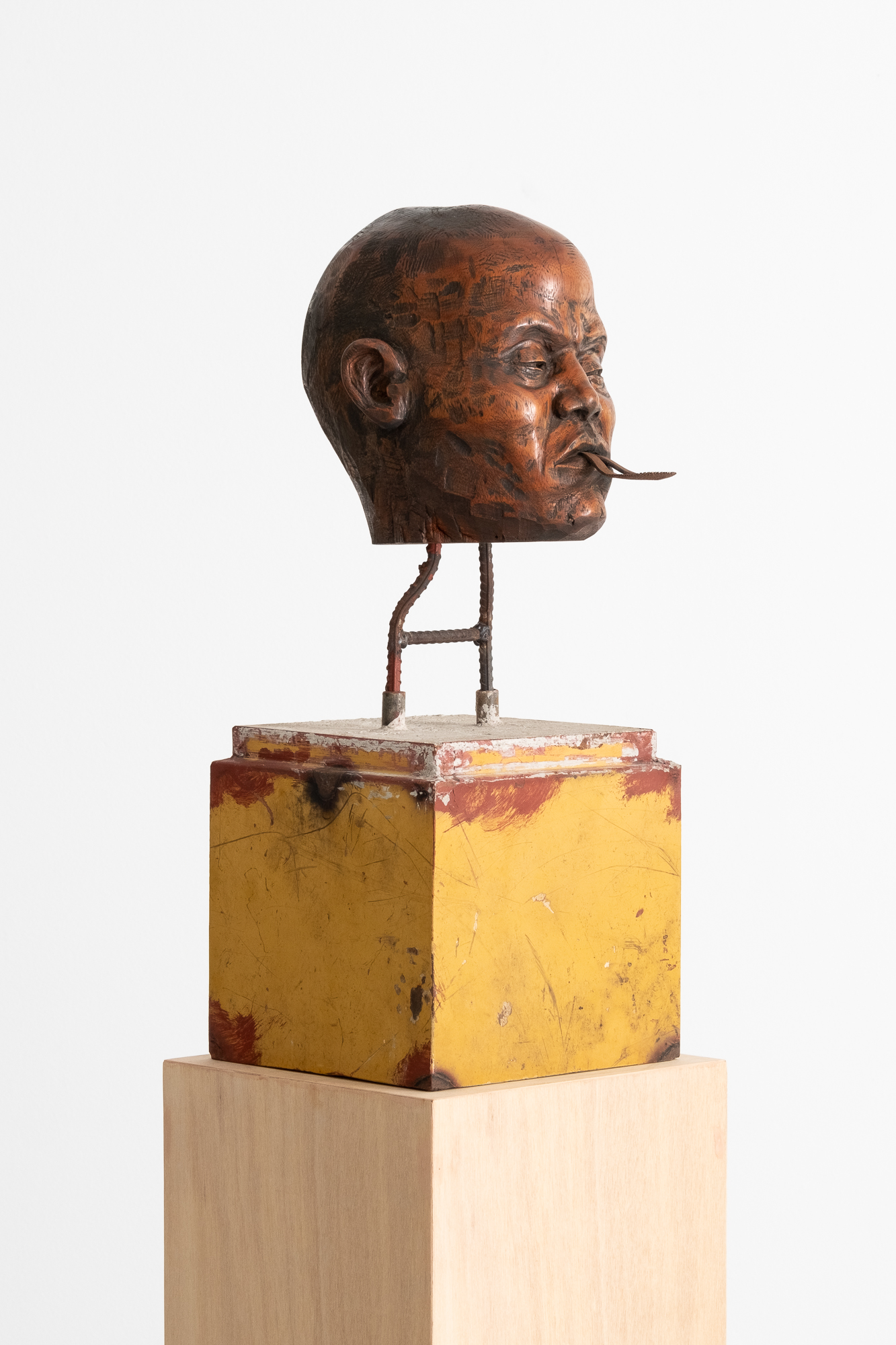 Luis M. S. Santos
Bite your tongue
2020
Afzelia wood, steel rod, concrete
and iron sheet
40 x 25 x 65 cm