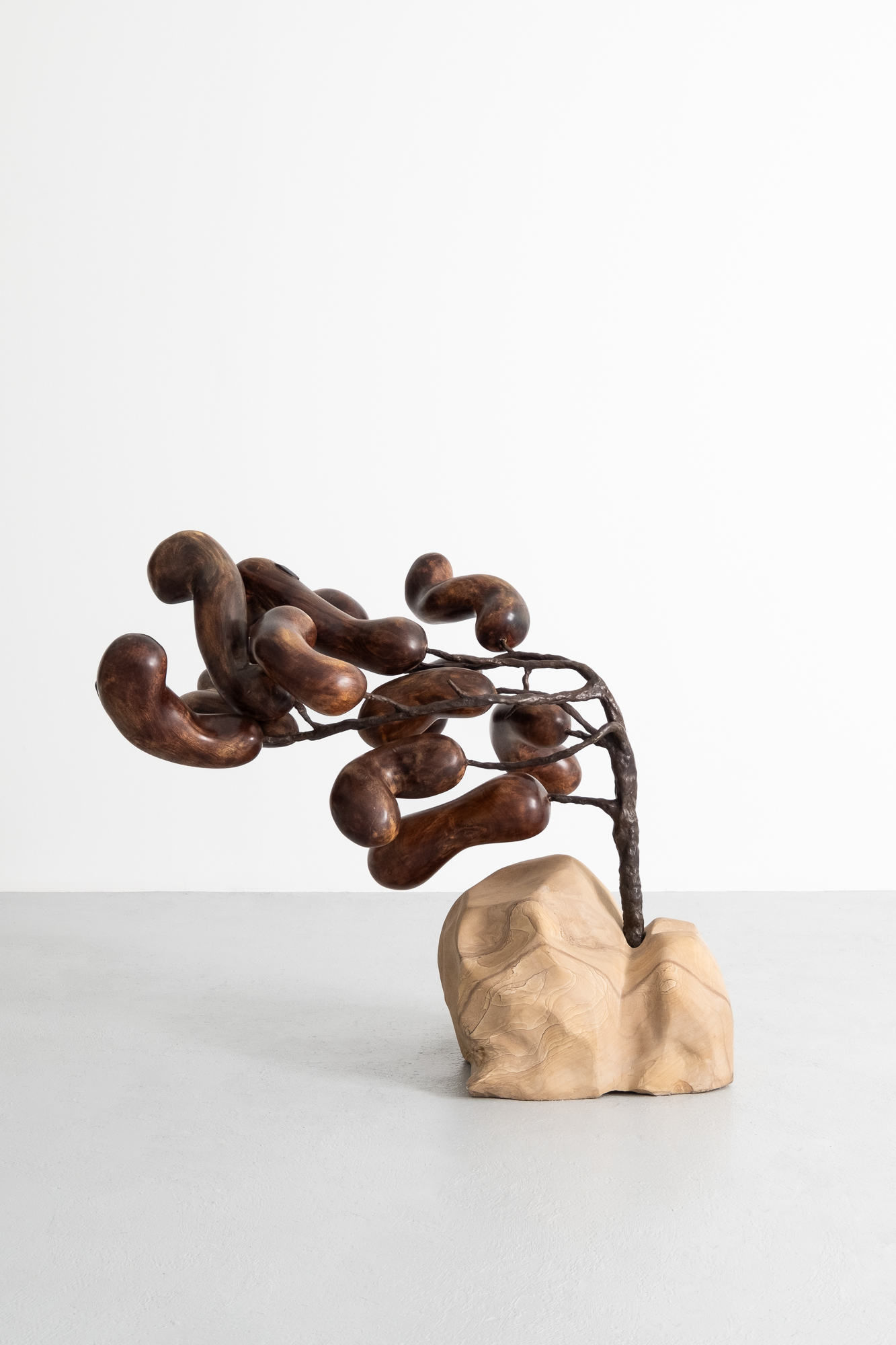 Atang Tshikare
Setlhare Se Sekaka
2020
Stone, bronze, wood and
tourmaline
100 x 101 x 130 cm