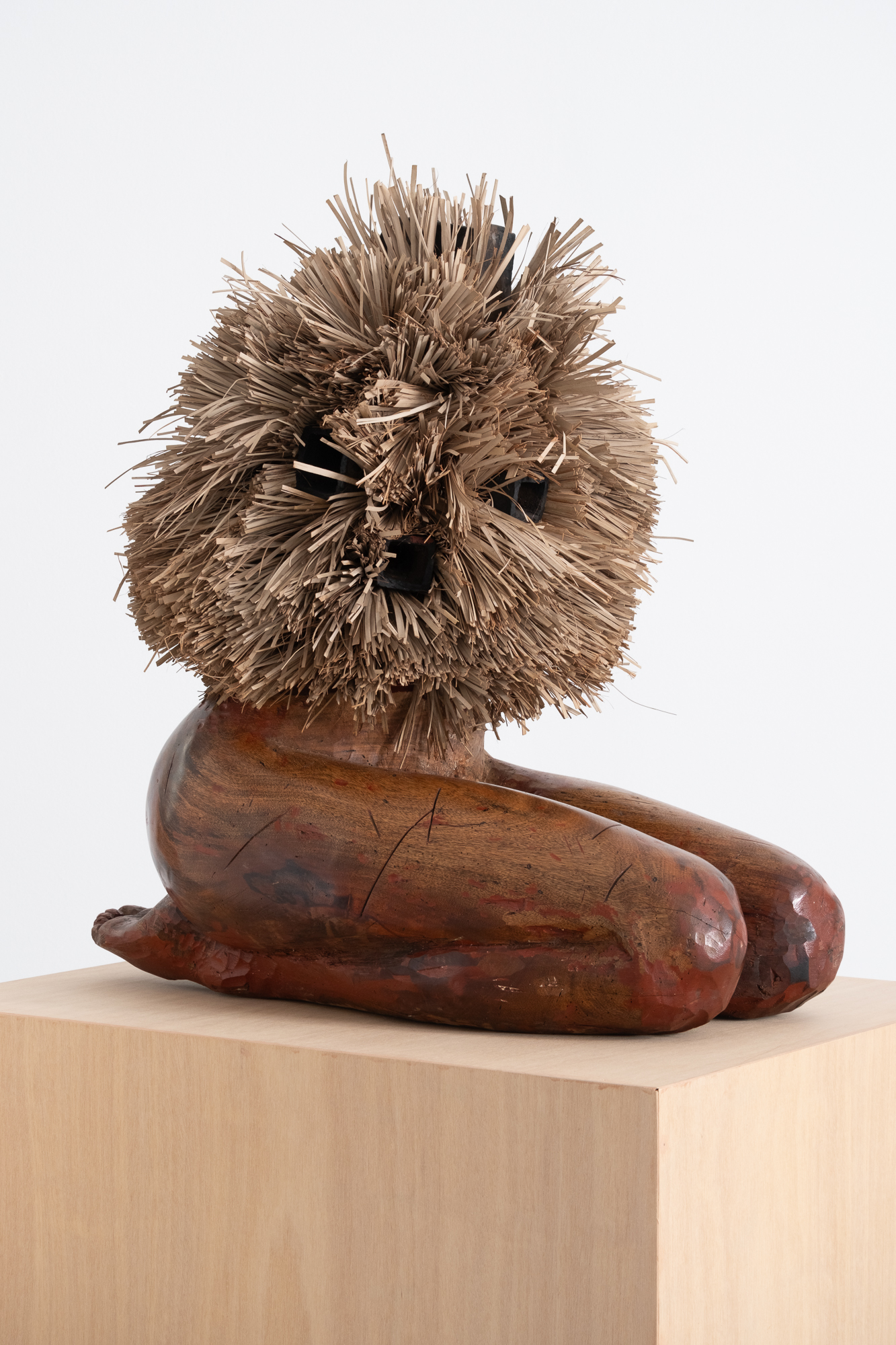 Luis M. S. Santos
On the soles of my feet
2019
Marula wood, straw, ceramic
80 x 45 x 86 cm