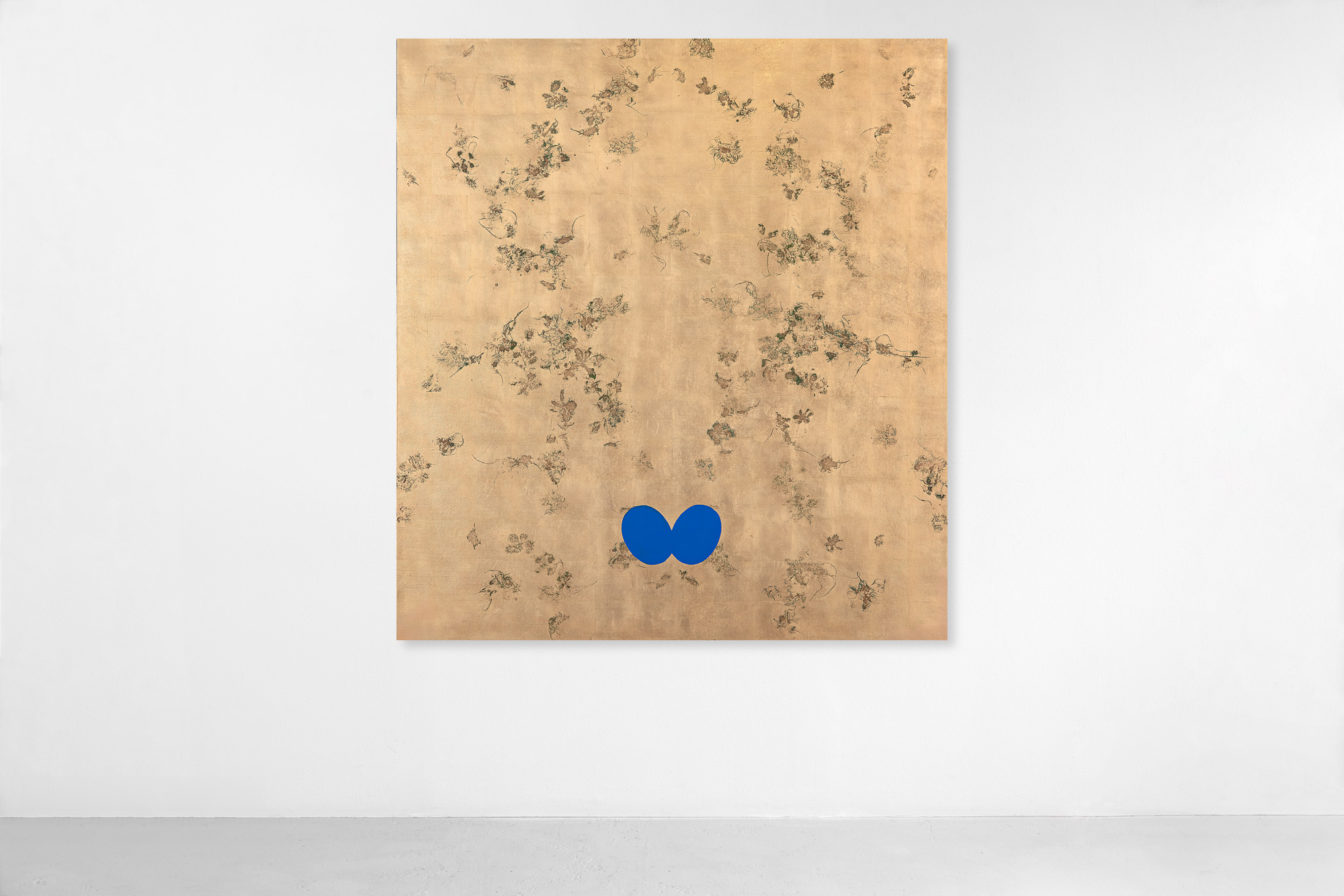 Pierre Vermeulen
The flower faded because I pressed it too tight to my chest
2024
Sweat, gold leaf imitate, acrylic and shellac on Belgian Linen 
200 x 180 cm