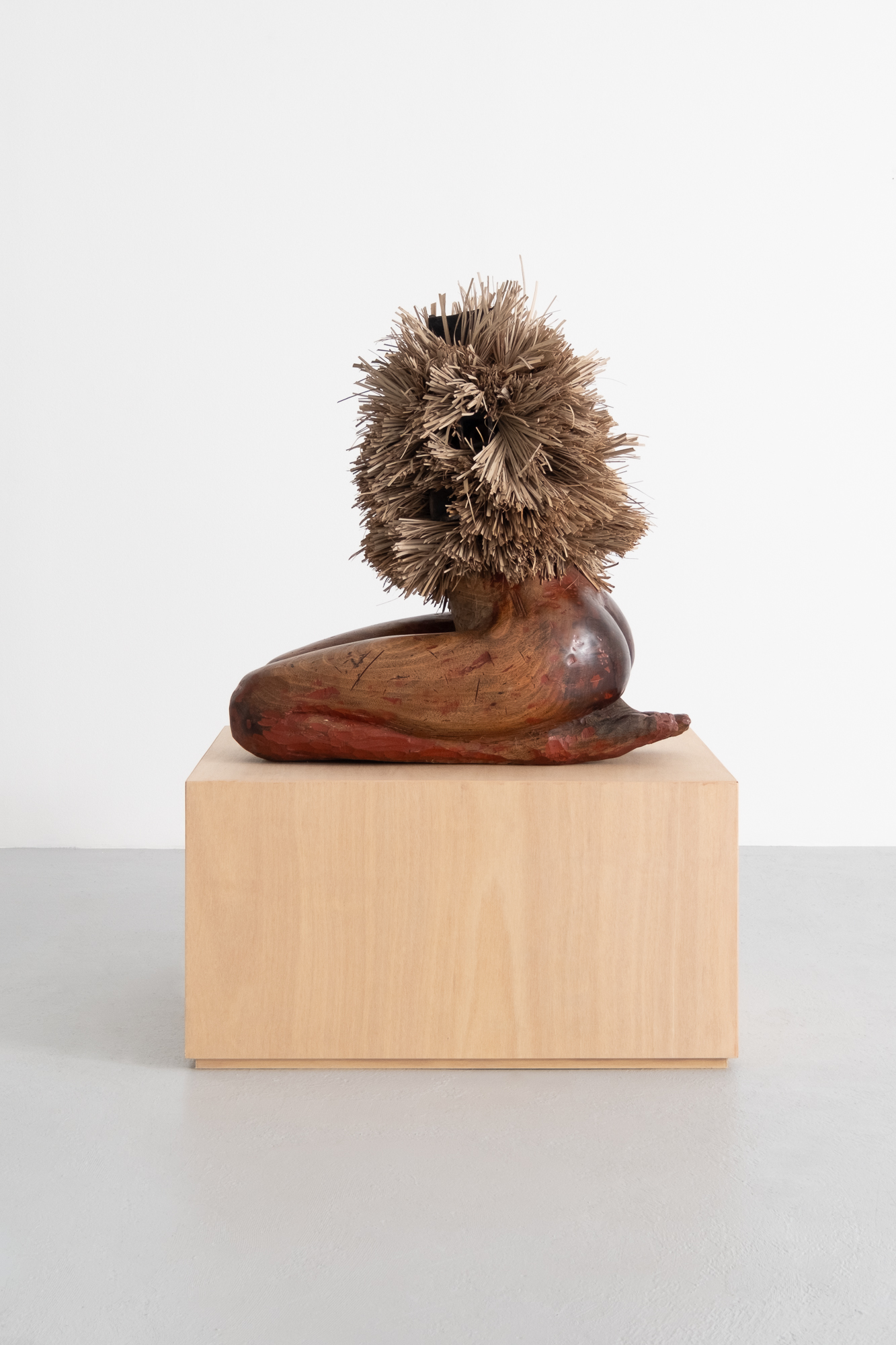 Luis M. S. Santos
On the soles of my feet
2019
Marula wood, straw, ceramic
80 x 45 x 86 cm