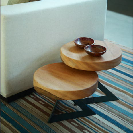 Loungetisch aus Massivholz