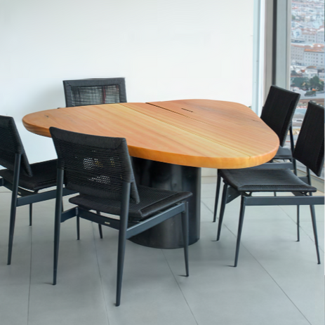 Esstisch aus Massivholz