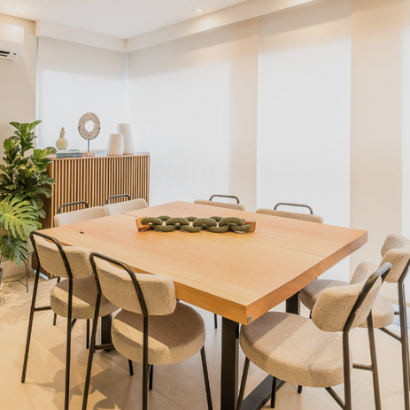 Esstisch aus Massivholz