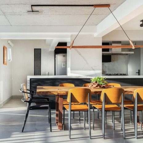 Esstisch aus Massivholz