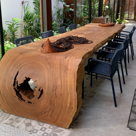 Esstisch aus Massivholz