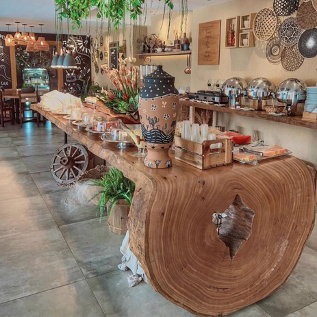 Esstisch aus Massivholz