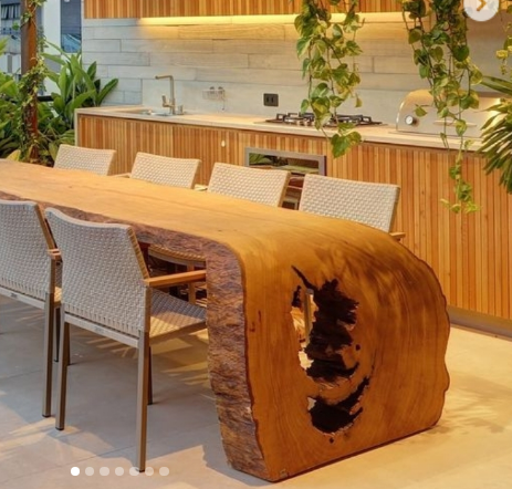 Esstisch aus Massivholz