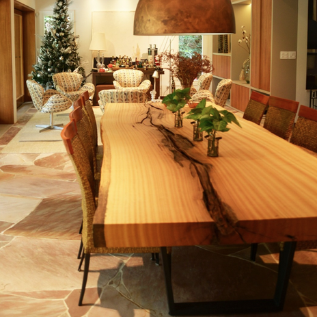 Esstisch aus Massivholz