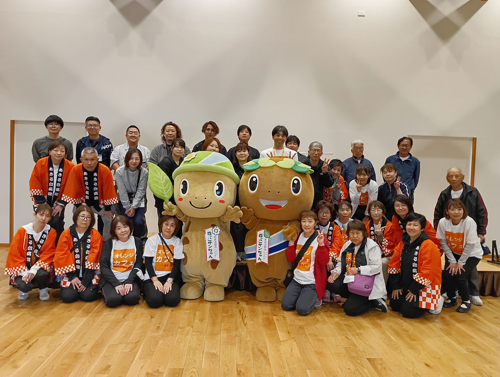 あきる野市高齢者在宅サービスセンター「げんき応援祭」に参加したスタッフと地域関係者による集合写真