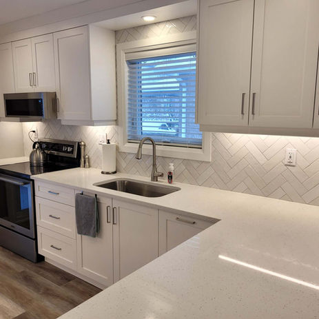 High-end kitchen remodel in Oakville featuring quartz countertops and luxury cabinetry