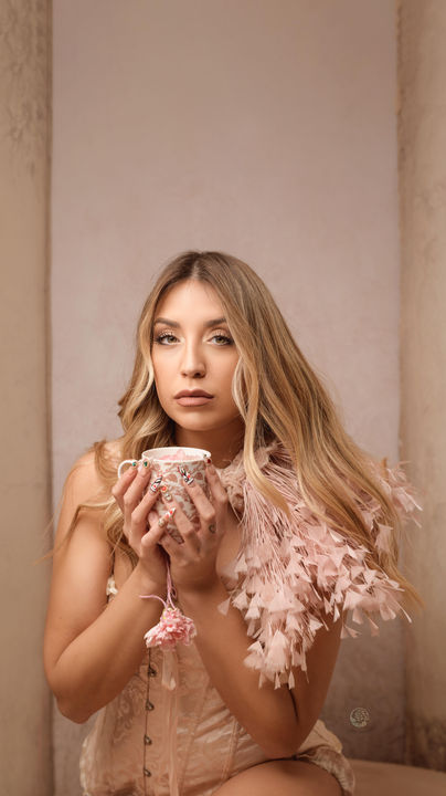 Sandra Caballero, sesión fotográfica temática, atuendo rosa pálido