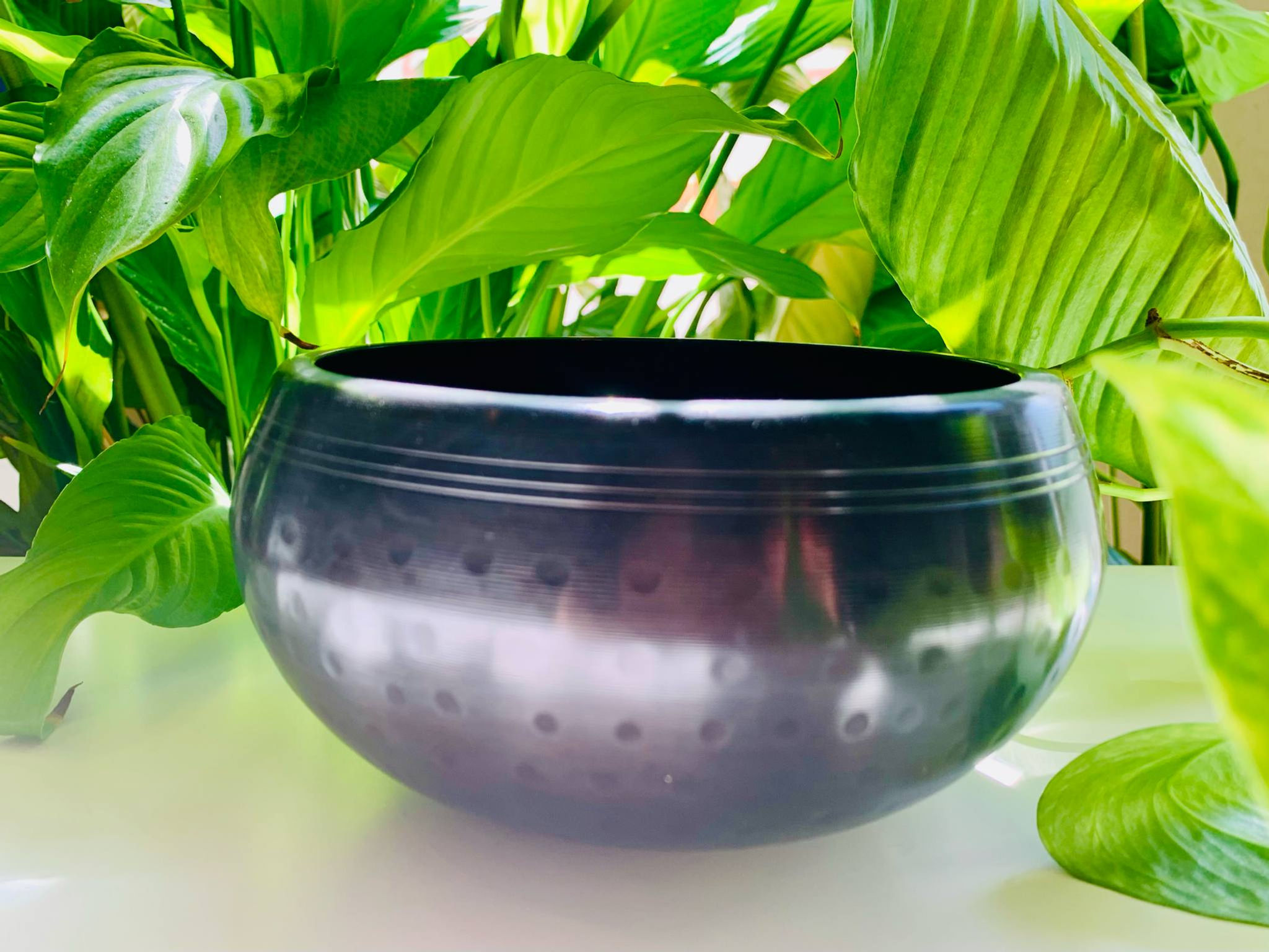 Bol chantant noir au motif martelé grand