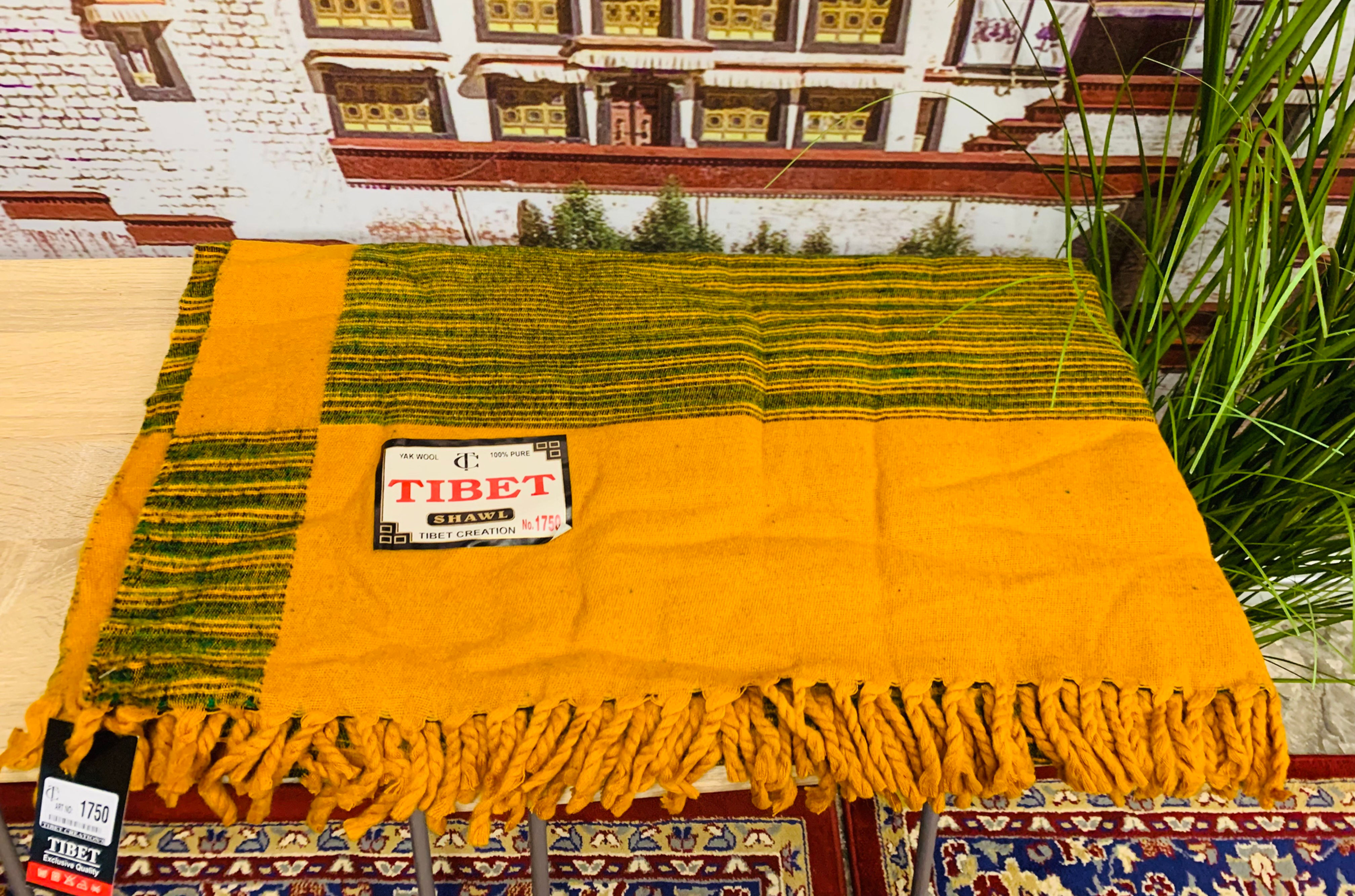 Shawl in warm woolike cloth inyellow and green