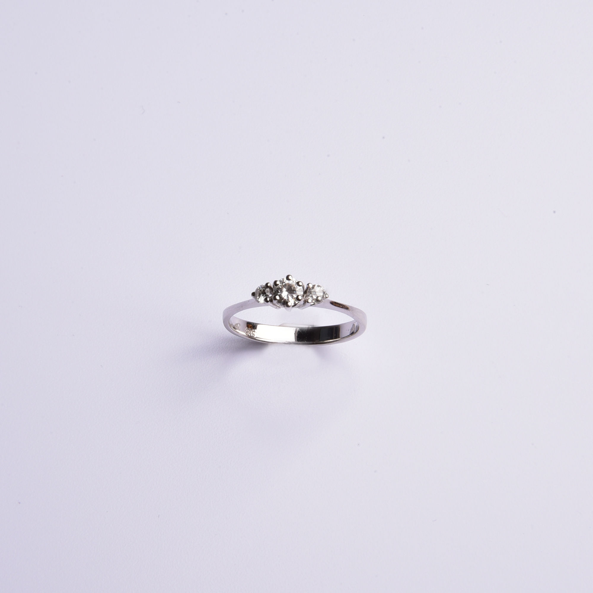 Elegante Beständigkeit: Drei-Steine-Ring aus 585 Weißgold mit Brillanten