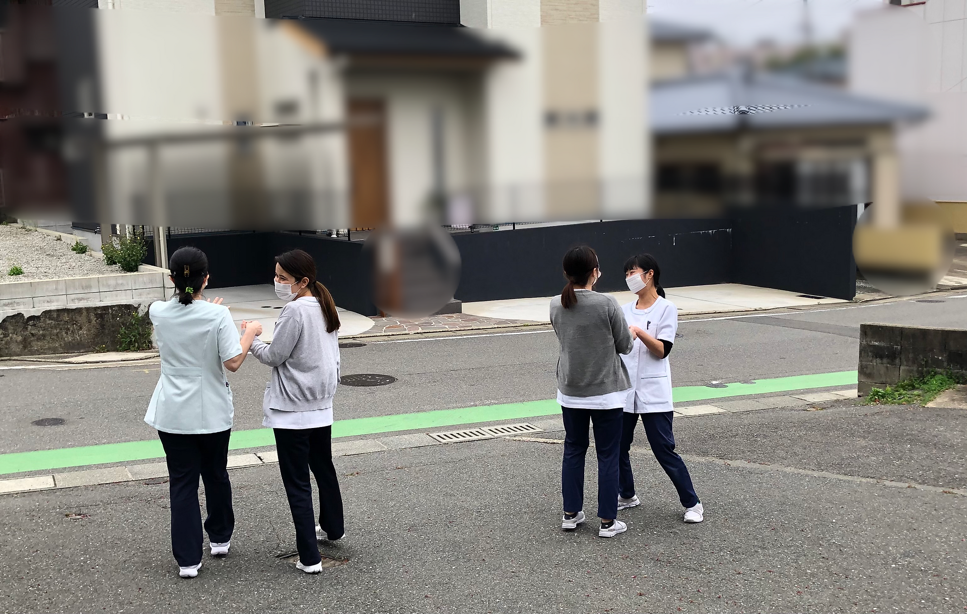 周囲に気をつけながら