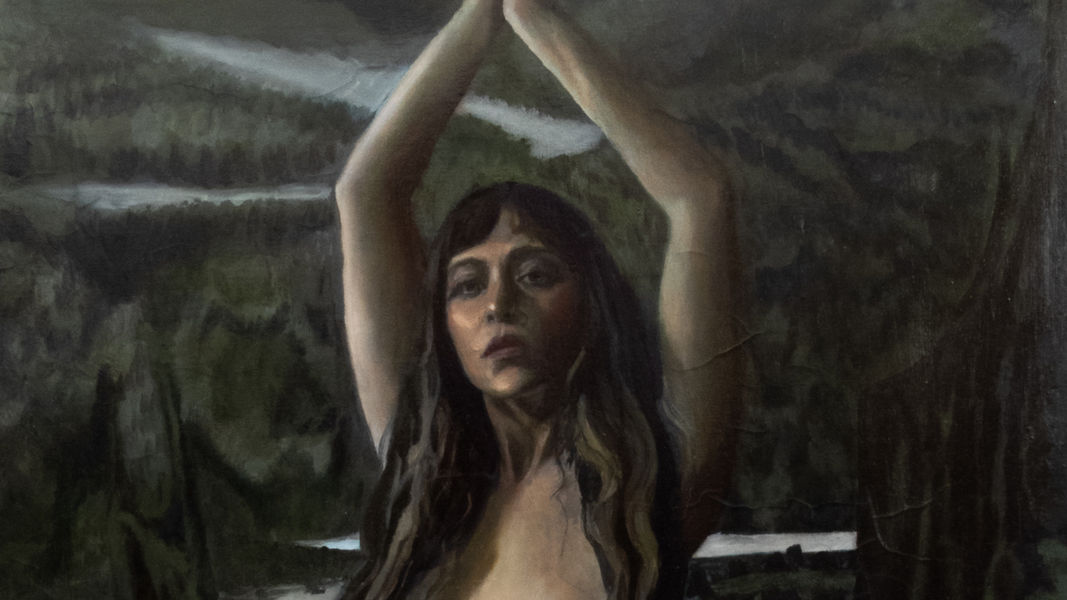 Pintura de figura femenina con brazos elevados en postura ritual, en un paisaje oscuro y natural, parte de la serie Ferales de la artista Mûn.