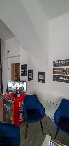 Wartezimmer mit blauen Sesseln und Bildern