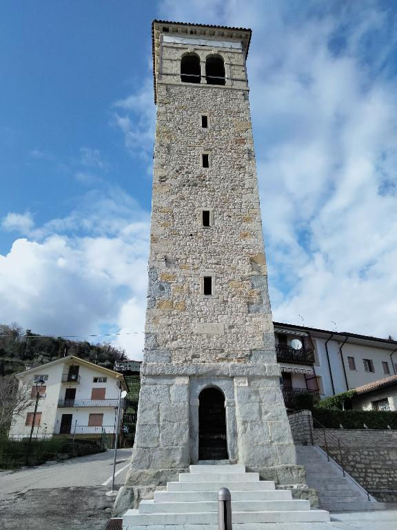 La torre campanaria, a sinistra la canonica