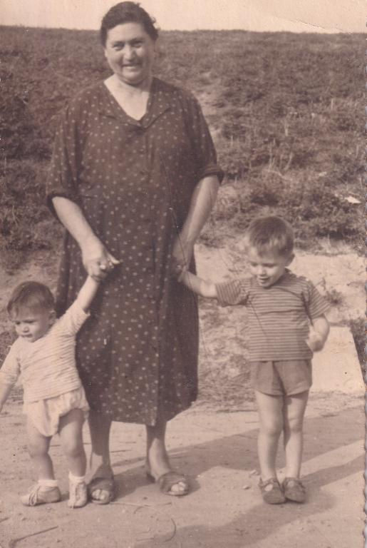 Nonna con Roberto e Luigino - 1959