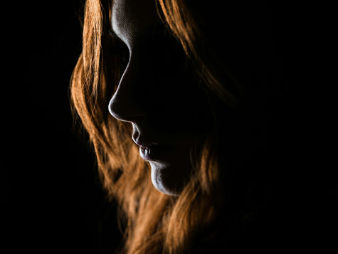 Frauengesicht im Halbprofil vor schwarzem Hintergrund – Chiq Aesthetics, Hannover