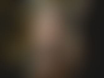 Frau betrachtet sich in einem kleinen runden Handspiegel – Chiq Aesthetics, Hannover