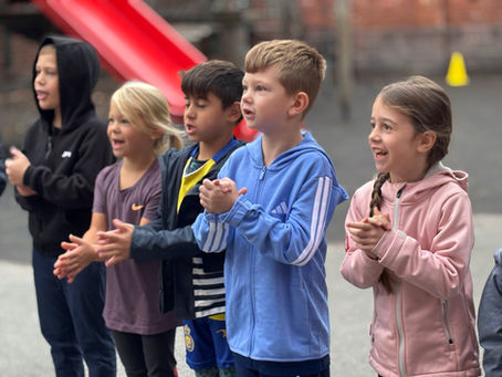 Spendenlauf an der Grundschule Karlstraße: Schülerinnen und Schüler erlaufen knapp 10.000 Euro für „Grünes Klassenzimmer”