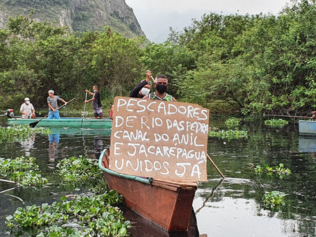 Pescadores de Jacarepaguá fazem barqueata para pedir a despoluição das lagoas do bairro