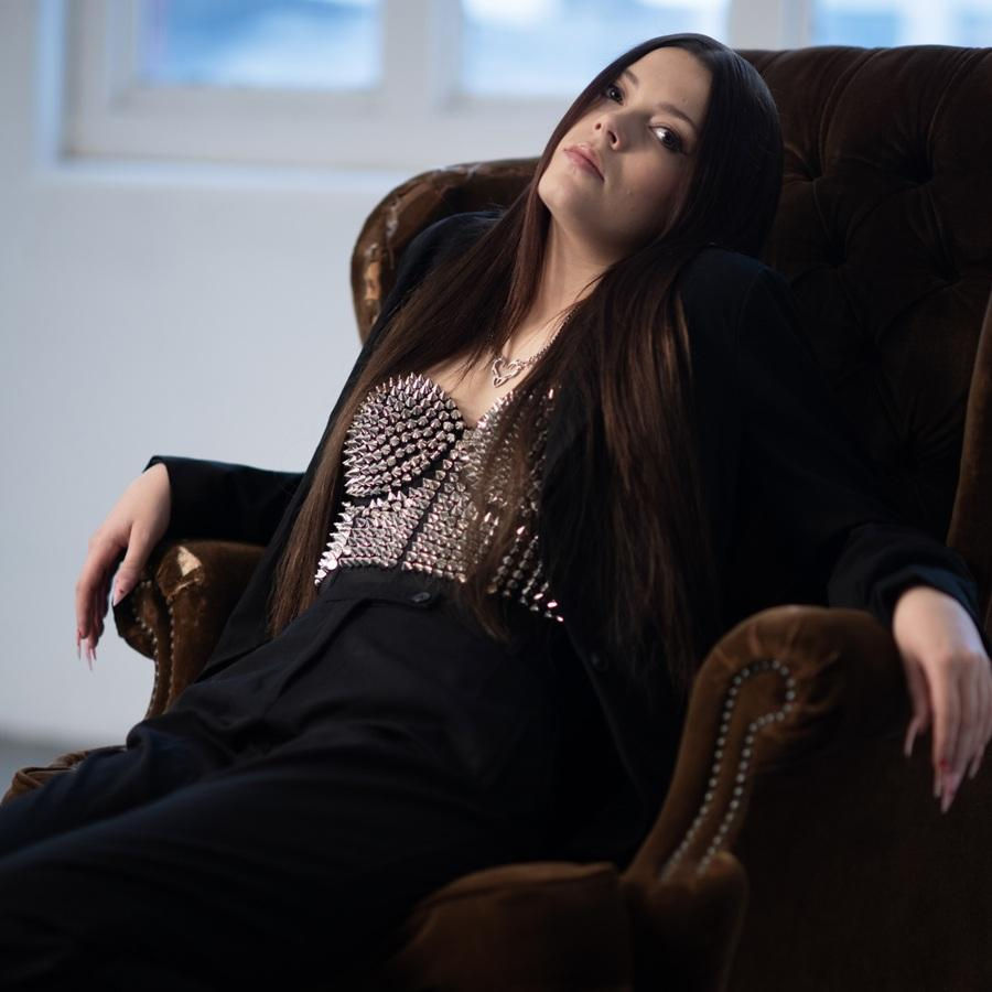 Courtney HADWIN press
Photograph , photography credit Orlando Avalon
