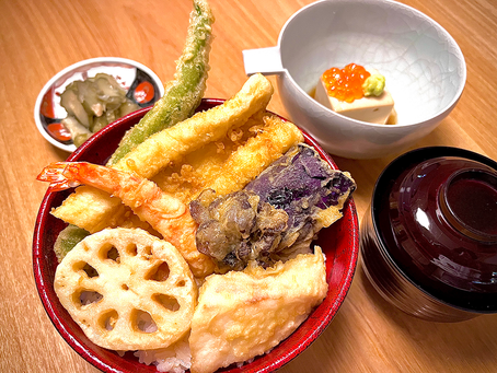 未焙煎の太白胡麻油で揚げた天ぷらと、炊きたて白ごはんが丼の中で出会ってしまった荒木町のお昼。(English follows Japanese)