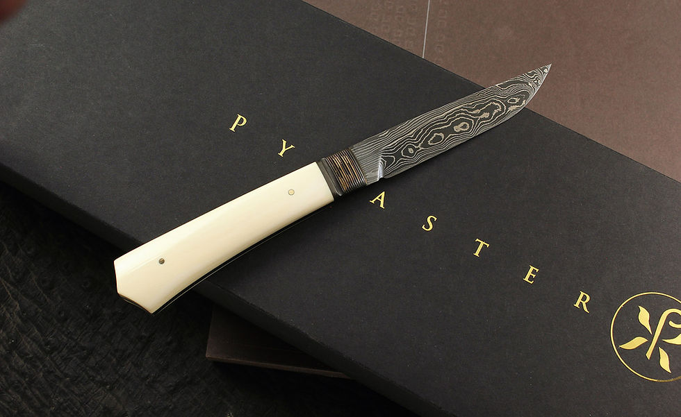 Indexkép: Egyedi kézi kovácsolású elegáns damaszk acél kés mamut agyar markolattal