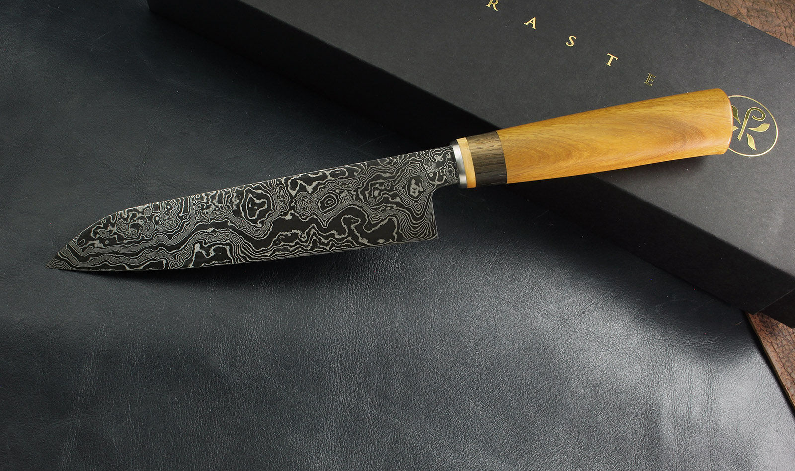 Mora Excelsa kés - damaszk acél penge, mocsári tölgy markolat