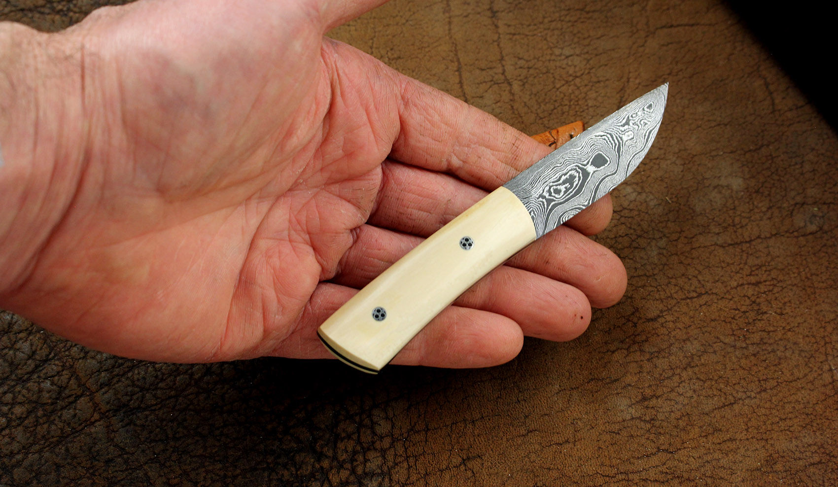 Mini kés, zsebben hordva akár bicska helyett. Damaszk acél penge és mamut agyar markolat.