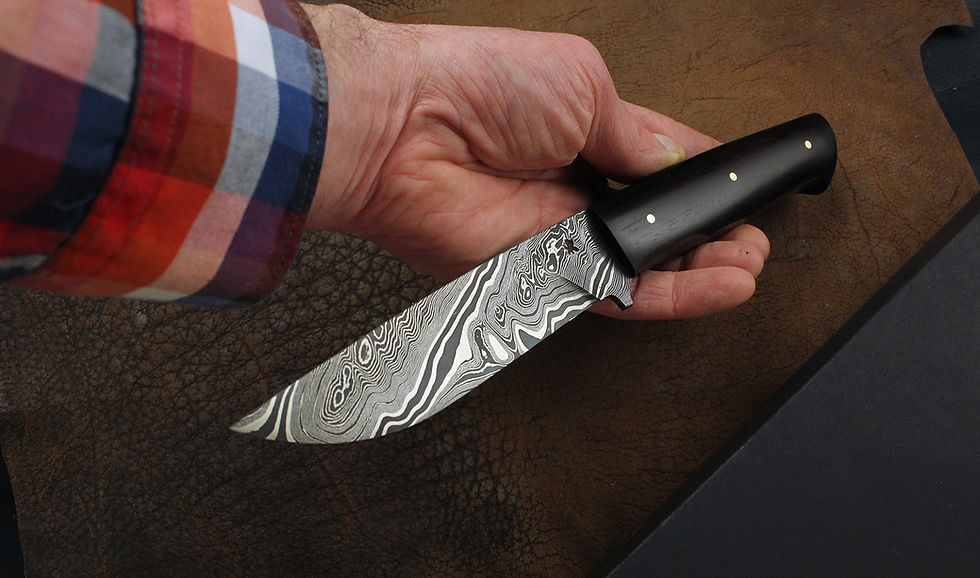 Indexkép: Damaszk a cél pengéjű Pyraster kés, makassar ében markolattal, bőrtokkal