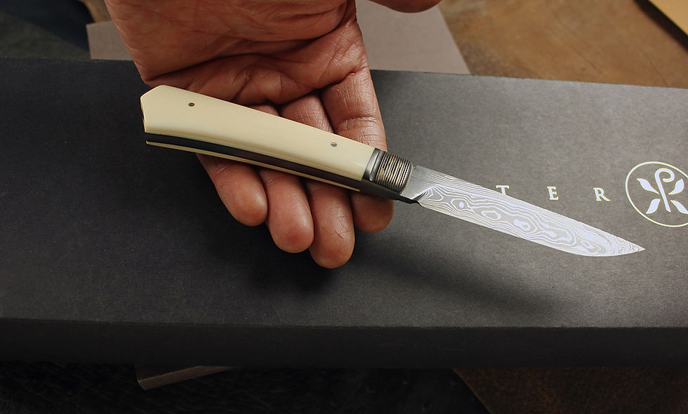 Indexkép: kis méretű  kézi kovácsolású elegáns damaszk acél kés mamut agyar markolattal