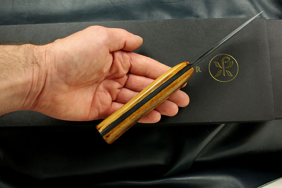 Indexkép: Egyedi damaszk acél kés zsiráfcsont markolattal