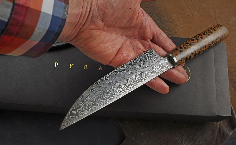 Indexkép: Damaszk acél pengéjű egyedi készítésű Pyraster konyhai/séf kés banksia toboz markolattal