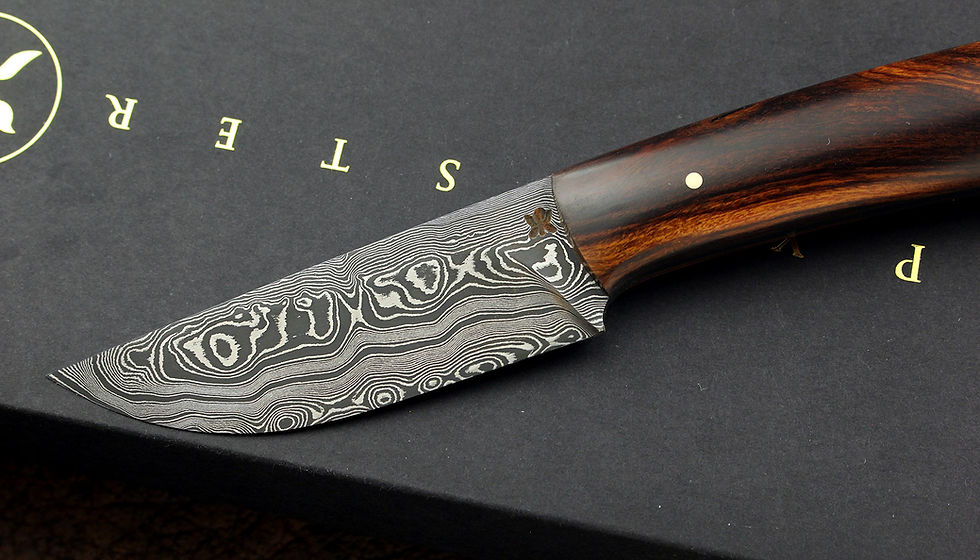 Indexkép: Damaszk acél pengéjű egyedi készítésű Pyraster kés vasfa markolattal