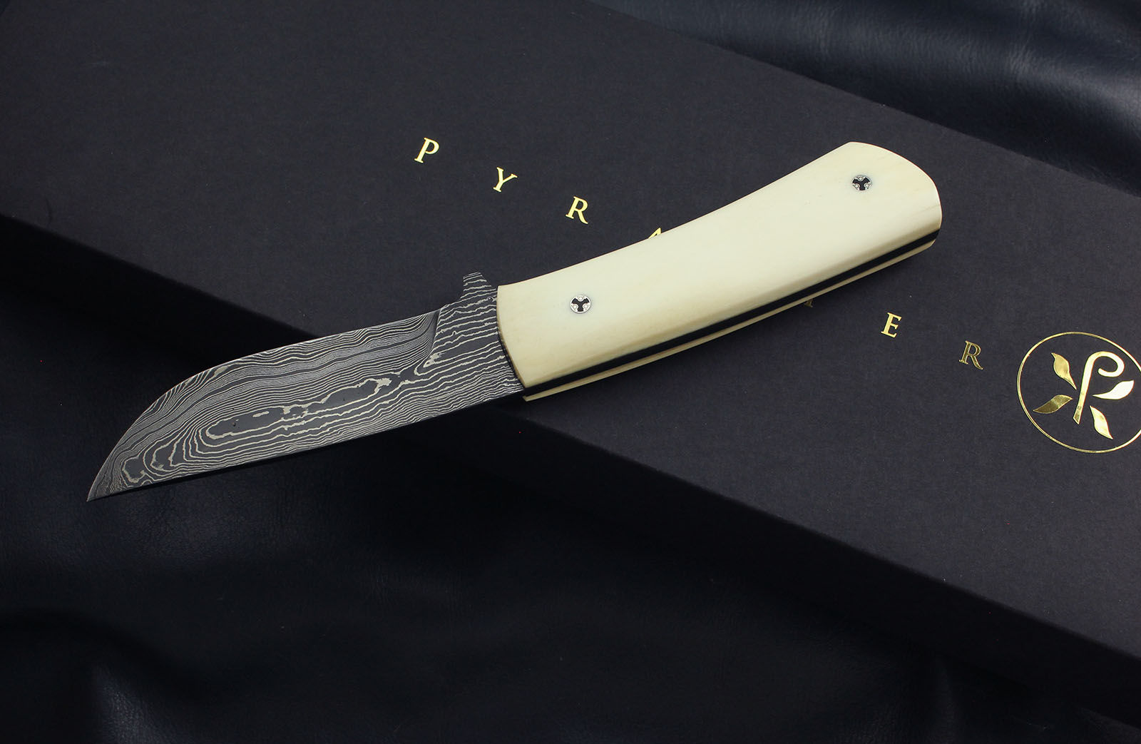 Egyedi kézi kovácsolású damaszk acél kés zsiráf csont markolattal