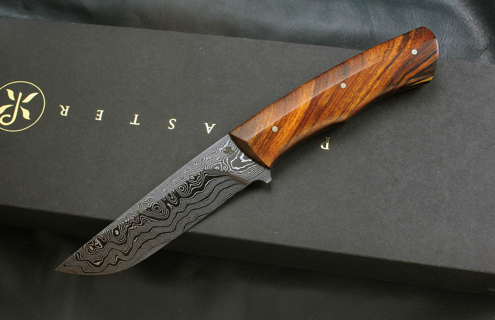 egyedi kézzel kovácsolt damaszk acél pengéjű, vasfa markolatú Pyraster kés