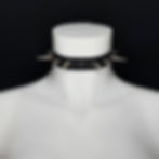 Choker negro de polipiel con pinchos de estilo punk, complemento de estética alternativa