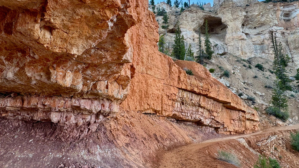 Steep drop-off along narrow ridge on Peekaboo Loop trail