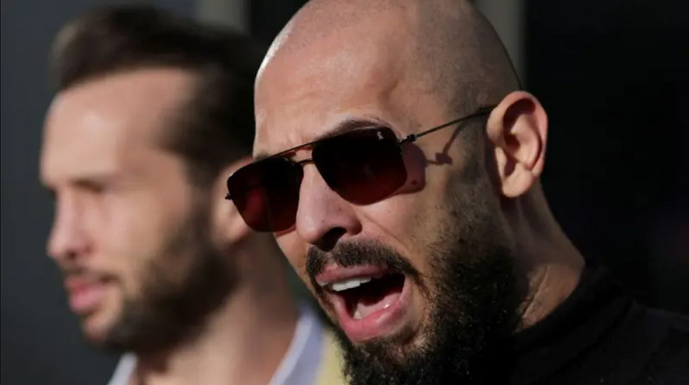 Andrew Tate influenciador misogeno e seu irmão, Tristan Tate, desfocado ao fundo