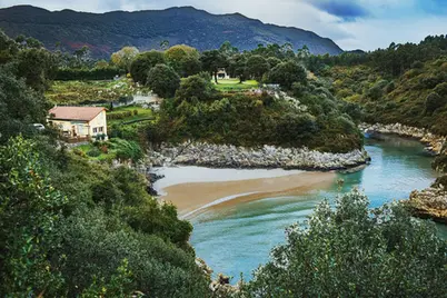 Descubre la Costa Verde asturiana: playas vírgenes y hoteles para perros.