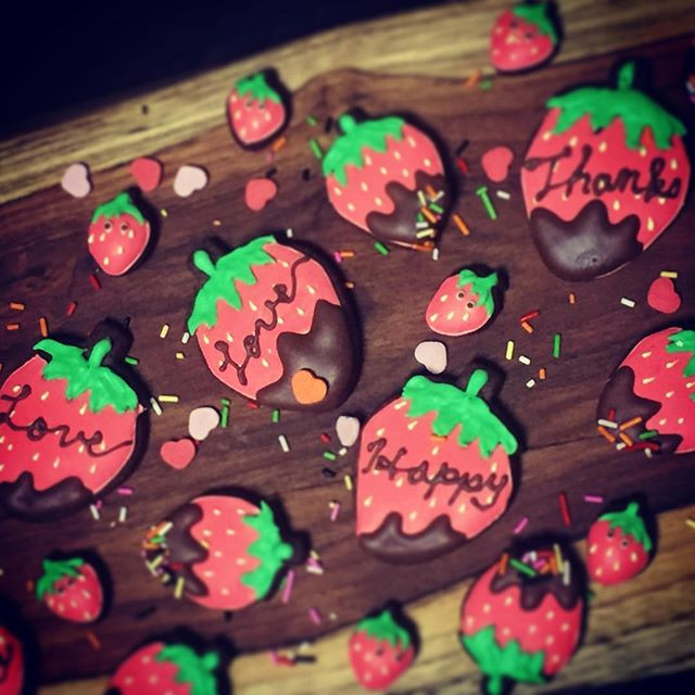 いちごチョコ風アイシングクッキー いちごのアイシングにはいちごパウダーも入れて