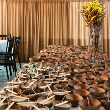 כלי קוקוס ריקים בעמדה