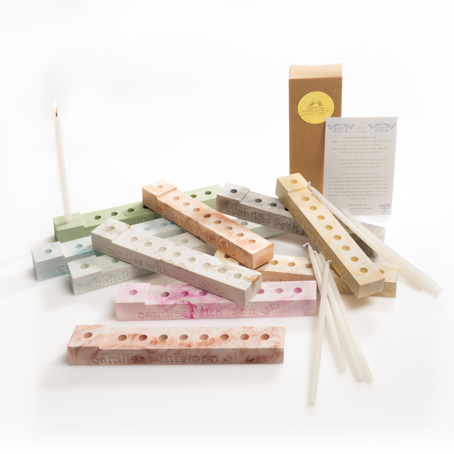 חנוכייה בסגנון מודרני, עשויה גבס פולימרי, במראה שיש בעבודת יד.