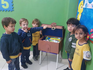 O baú encantado da leitura visita a sala do Maternal 3.