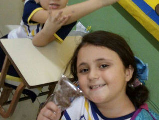 Pirulitos prontos. Crianças felizes!