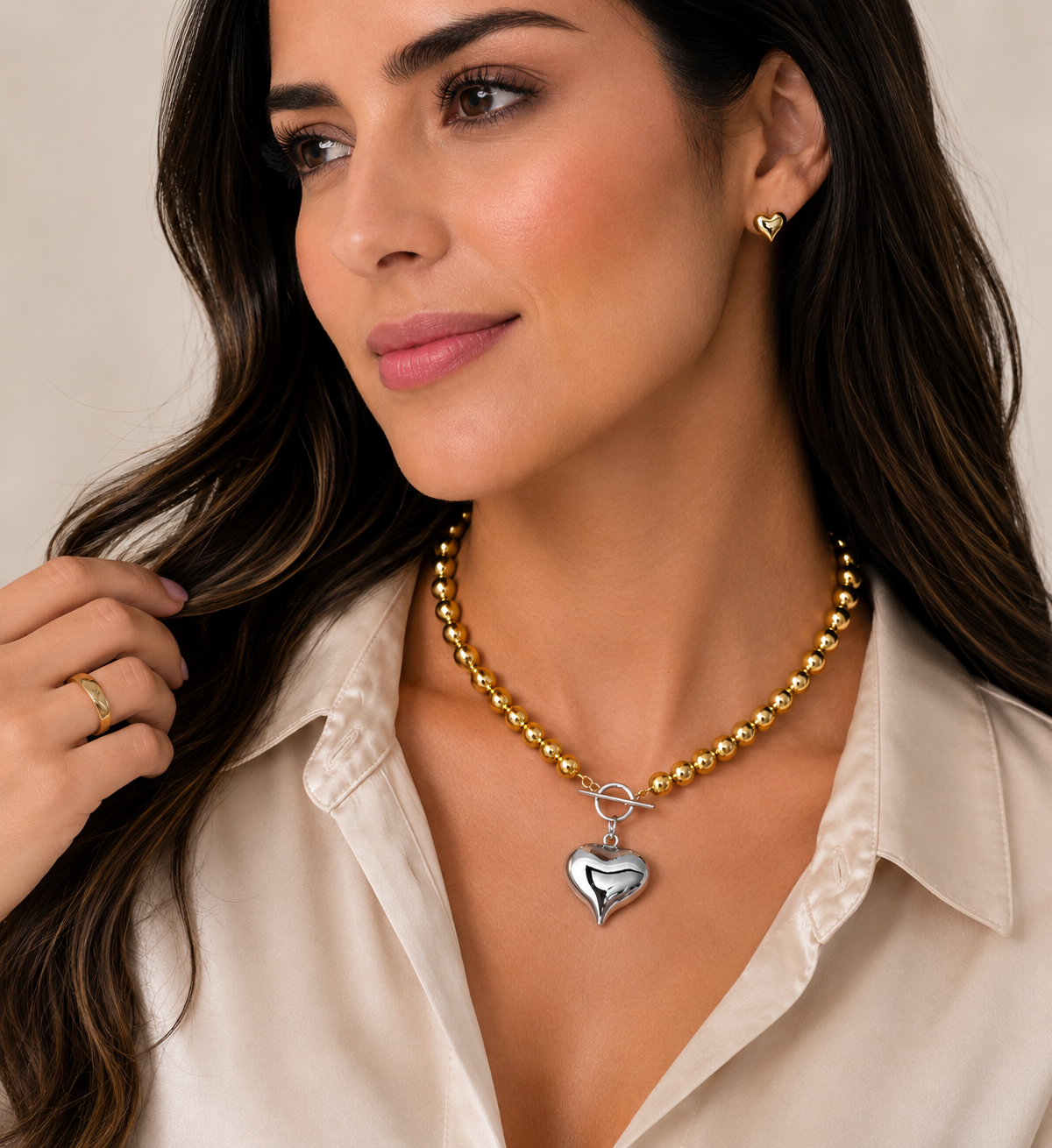 COLLAR ESFERAS DORADAS CON CORAZON PLATEADO